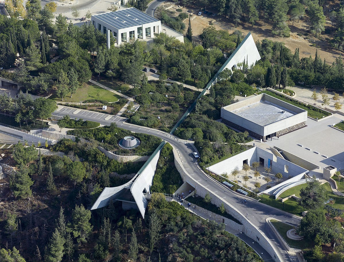 由以色列官方設立的猶太人大屠殺紀念館（Yad Vashem﻿），位於耶路撒冷城西的赫茨爾山，是世界最大、最有影響力的大屠殺紀念館。1953年根據以色列國會通過的《猶太大屠殺紀念法》成立，為紀念600餘萬被納粹屠殺的猶太人。 圖：翻攝自維基百科