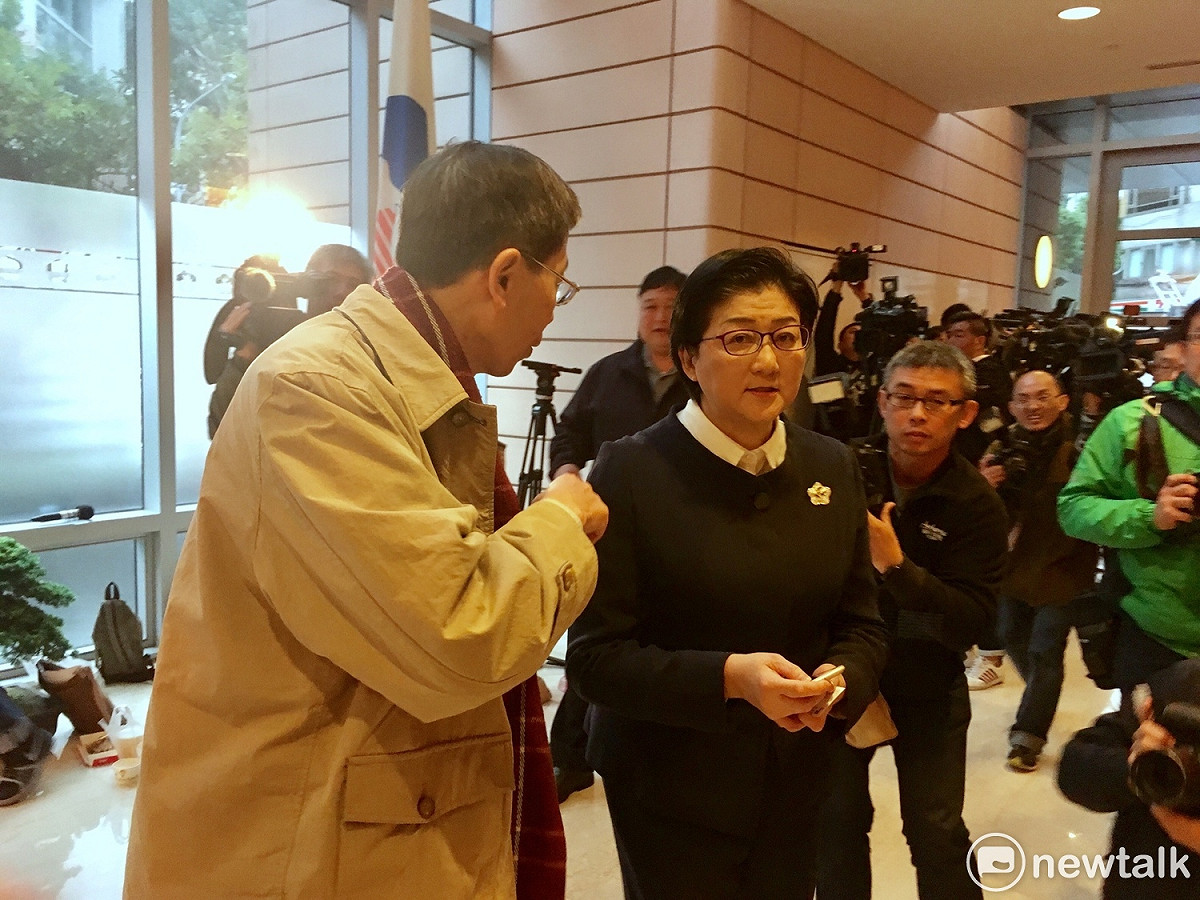 針對投票結果，雷倩說，認為團結從來不是問題，權力才是問題，什麼人要來主導婦聯會，現在變成主因，而自己會盡力保護婦聯會同仁，已經委請律師處理後續法律問題。 圖：黃韋銓/攝