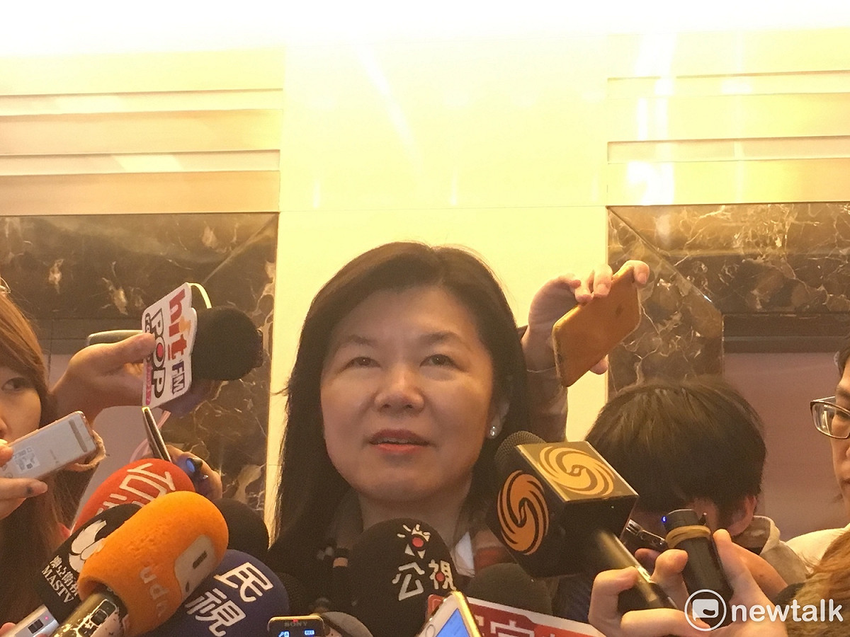 歷經三小時的會員大會，婦聯會（31）日下午宣布結果，最後鷹派以31票戰勝鴿派28票，不簽署行政契約。委員潘維剛被問到會中是否提案撤換主委雷倩，她停頓數秒後，僅說有人提出，隨後快步離去。 圖：黃韋銓/攝