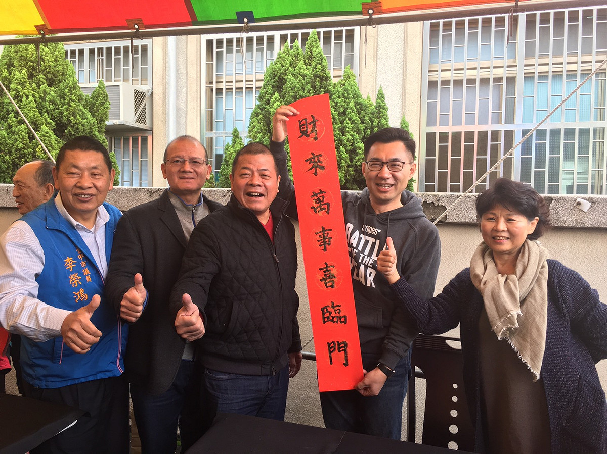 江啟臣參加副議長張清照舉辦的揮毫贈春聯活動。 圖 : 台中市副議長張清照服務處/提供