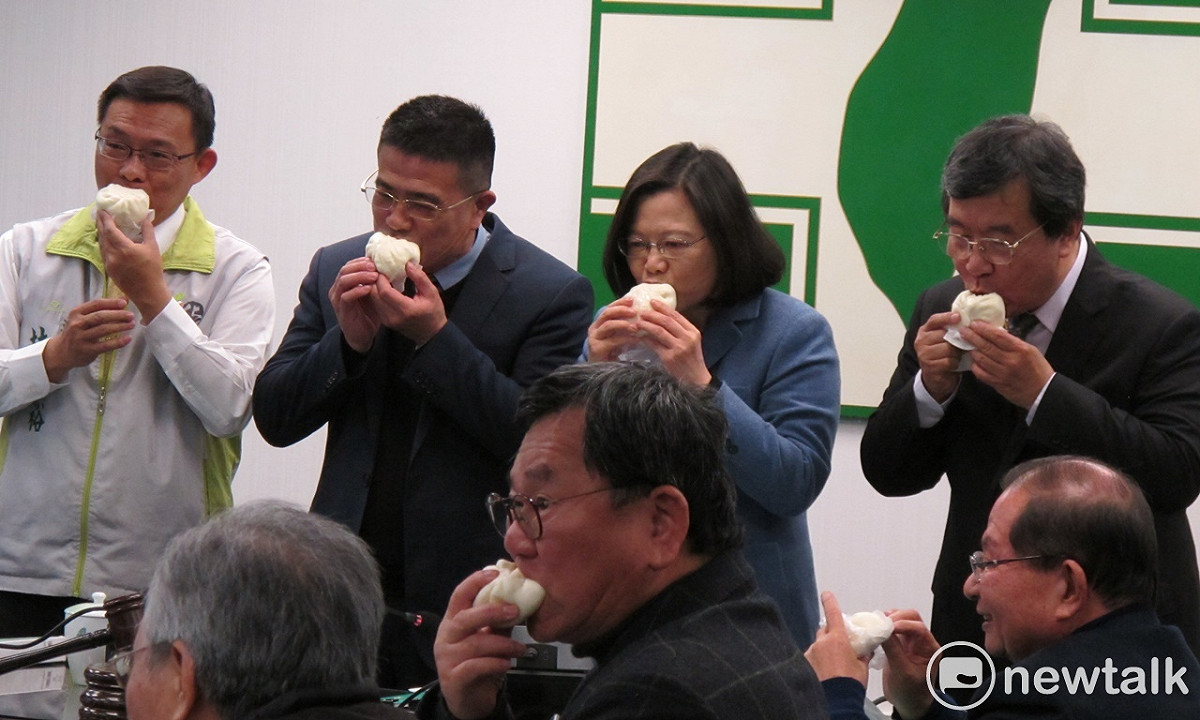 總統蔡英文31日與阿振肉包鄭永豐（右一）一起大啖幸福肉包。 圖：林朝億/攝