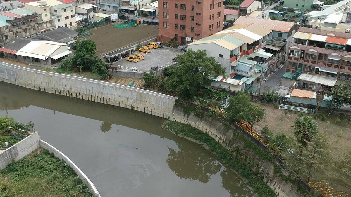黃偉哲協助市府向經濟部水利署爭取6700萬元「新化區虎頭溪排水大目橋上下游護岸改善工程」經費，該工程已於106年12月底完工。 圖：黃博郎/攝