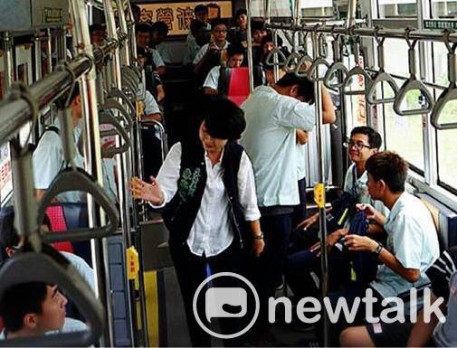 圖說：陳亭妃搭乘公車，與乘客閒聊，了解大眾運輸問題。 圖 : 黃博郎/攝