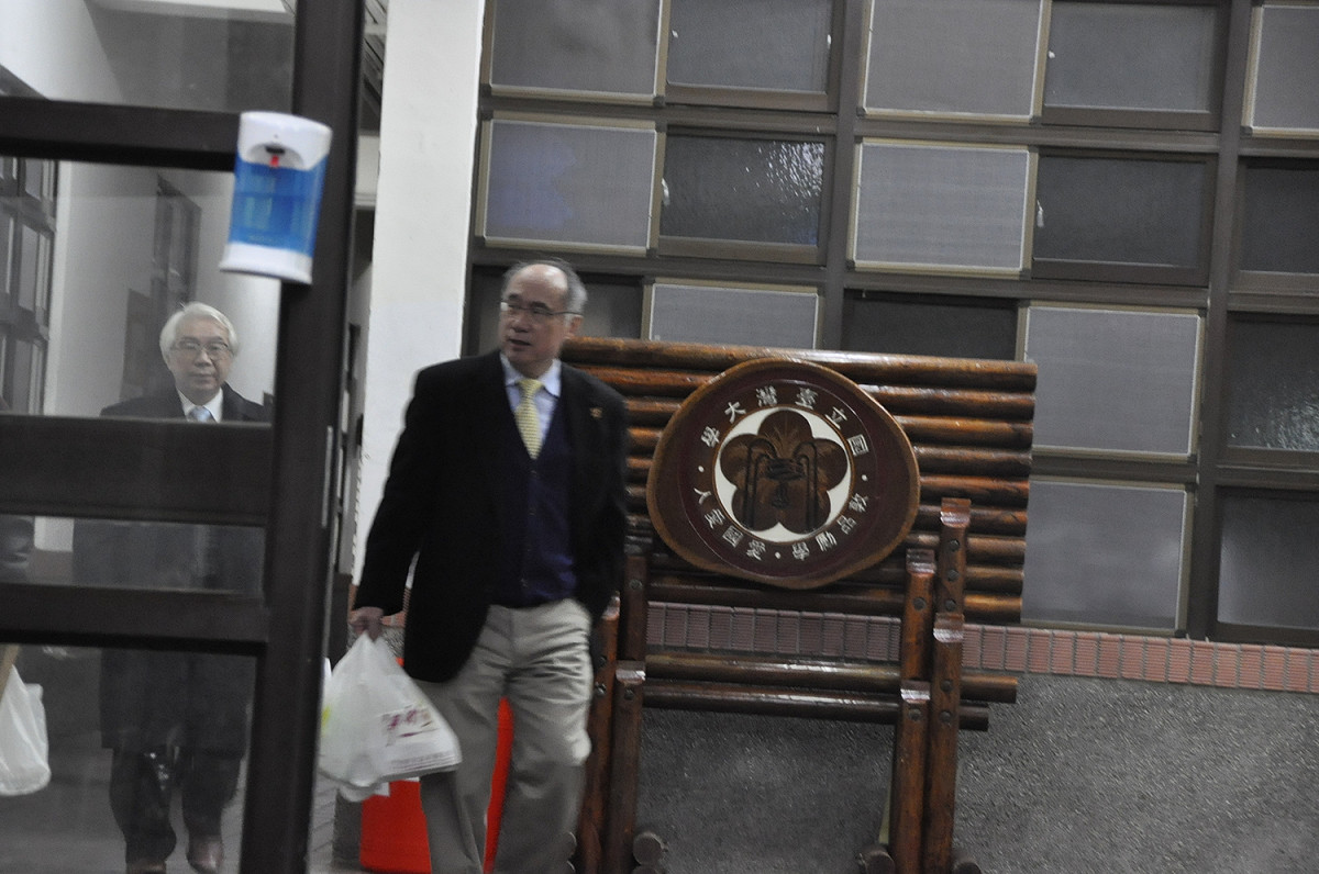台大校長遴選委員會今天指出，除非教育部給合法的理由，否則不會重啟校長遴選。教育部則回應，若遴委會決定不重啟遴選，台大應召開校務會議來討論這件事。 圖:陳香蘭／攝