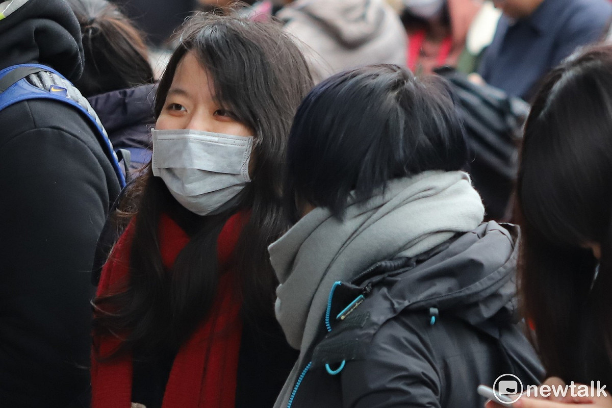 今(1)天中央氣象局持續發布低溫特報，中部以北及東北部地區低溫約11度，南部14度，花東15度。 圖：蔡幸秀／攝