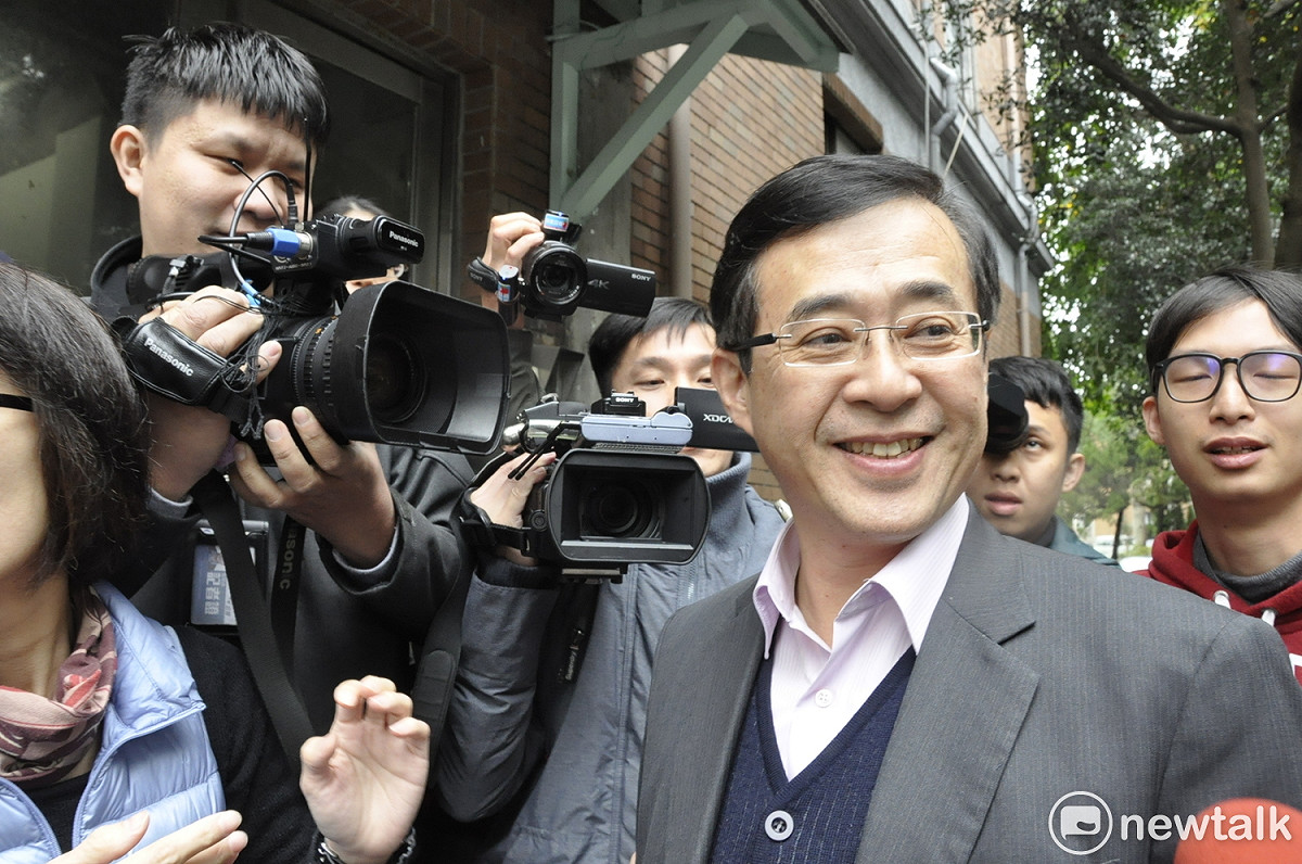 教育部政務次長、台大校長遴委姚立德今(31)日晚間表示，曾在台大遴選會議中建議採無記名投票，引起熱議； 但最後與會18人中有12人反對，主張採合議制。 圖：陳香蘭／攝
