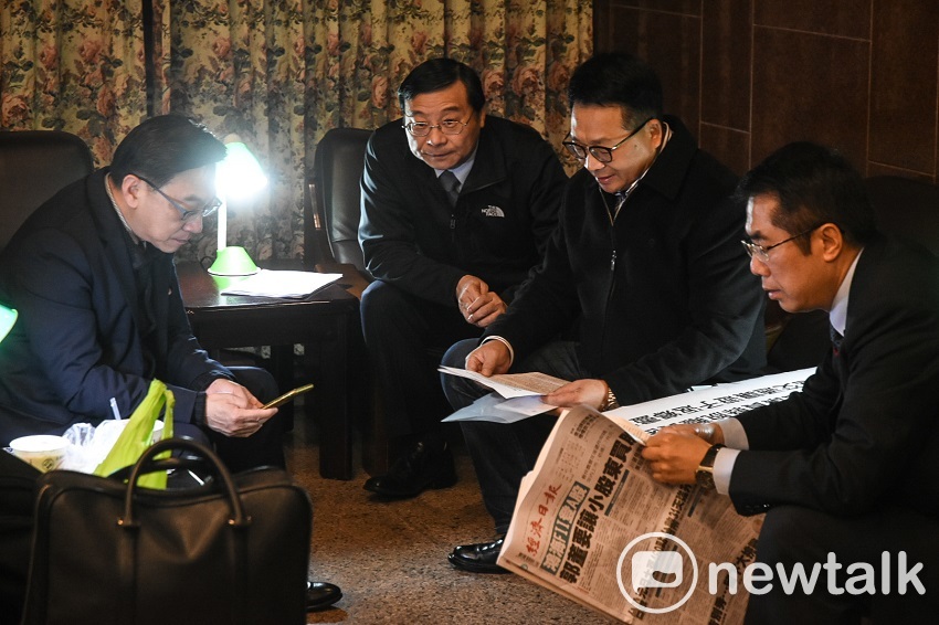 上午報到會議室未開門前，他們坐在外面的沙發椅邊翻閱報紙邊閒聊，氣氛悠閒。 圖：趙婉淳／攝