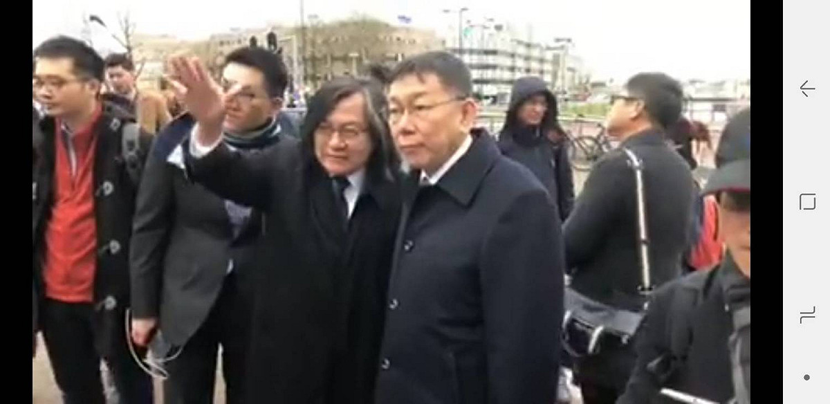 今晚也是柯文哲首度正式提出「台北價值」的說法，針對各種思想與價值衝突的十字路口上，台北處於什麼樣的位置，柯文哲闡述了他的一番分析。圖為柯文哲（右）參訪荷蘭烏特勒支市，聽取簡報。 圖：翻攝自柯文哲臉書