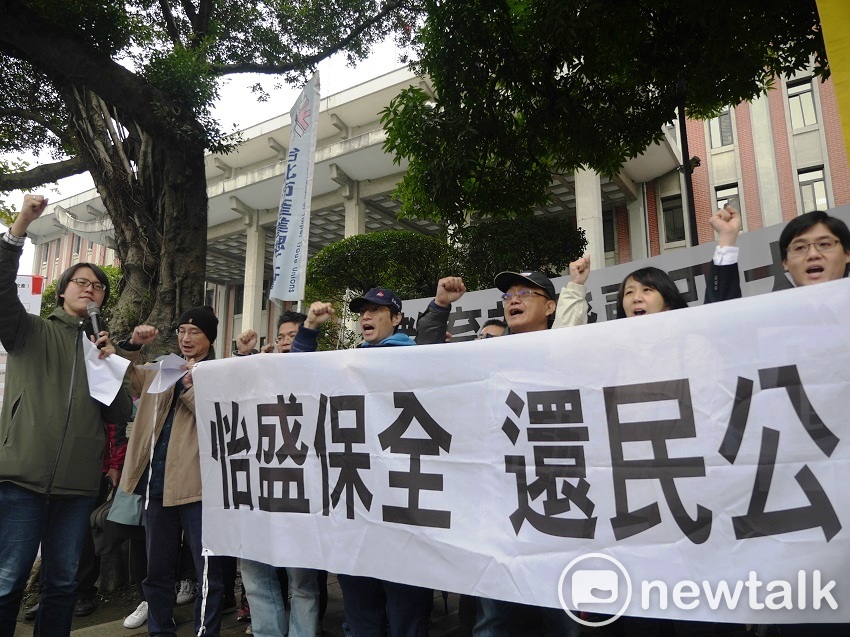 亞太創意技術學院與高教工會上午赴教育部門口陳情抗議。 圖：趙婉淳／攝