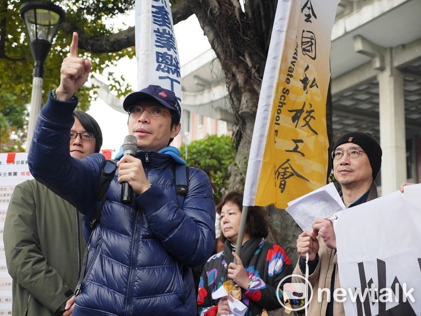 高教工會提出「償還欠減薪、解散董事會」訴求，揚言教育部再不正面以對，將持續抗爭到底。 圖：趙婉淳／攝