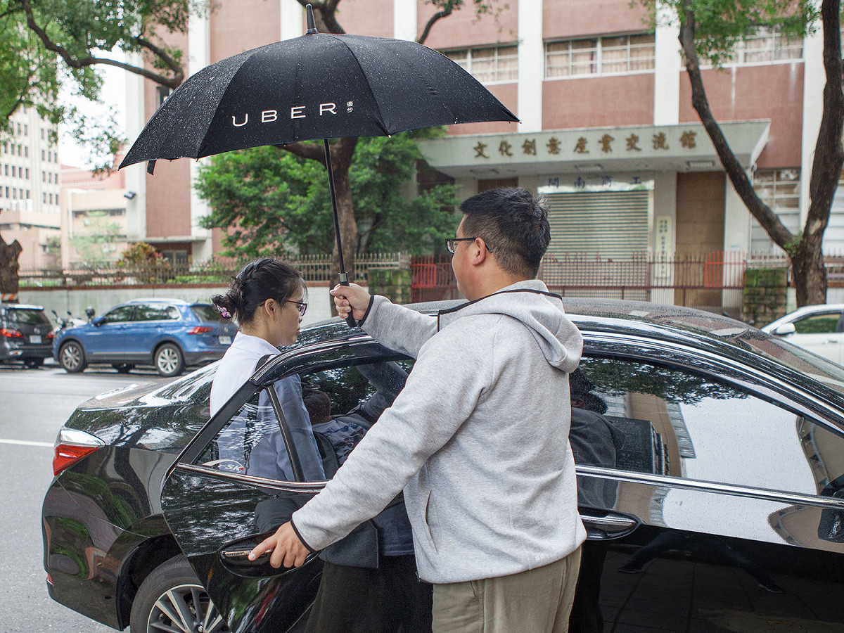 面對交通部將修法落實租賃業者以時租為計費，Uber業者無法接受，今日上街抗議。 圖：Uber公司提供（資料照）。