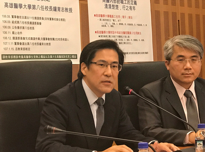 高雄醫學大學董事長陳建志（左）1日由律師李勝琛、董事會秘書蕭世槐陪同召開記者會。對於教育部要撤銷董事，陳建志說，將提行政救濟，董事會遴選校長過程合法，校長不會重選。 圖 : 中央社
