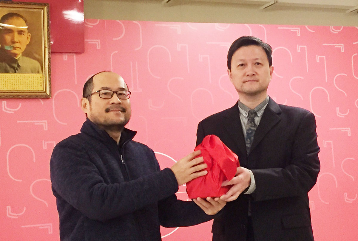臺北市立交響樂團由臺師大何康國教授(圖右)接任，今(1)日交接暨佈達典禮由臺北市文化局長鍾永豐(圖左)主持。 圖 : 台北市立交響樂團/提供