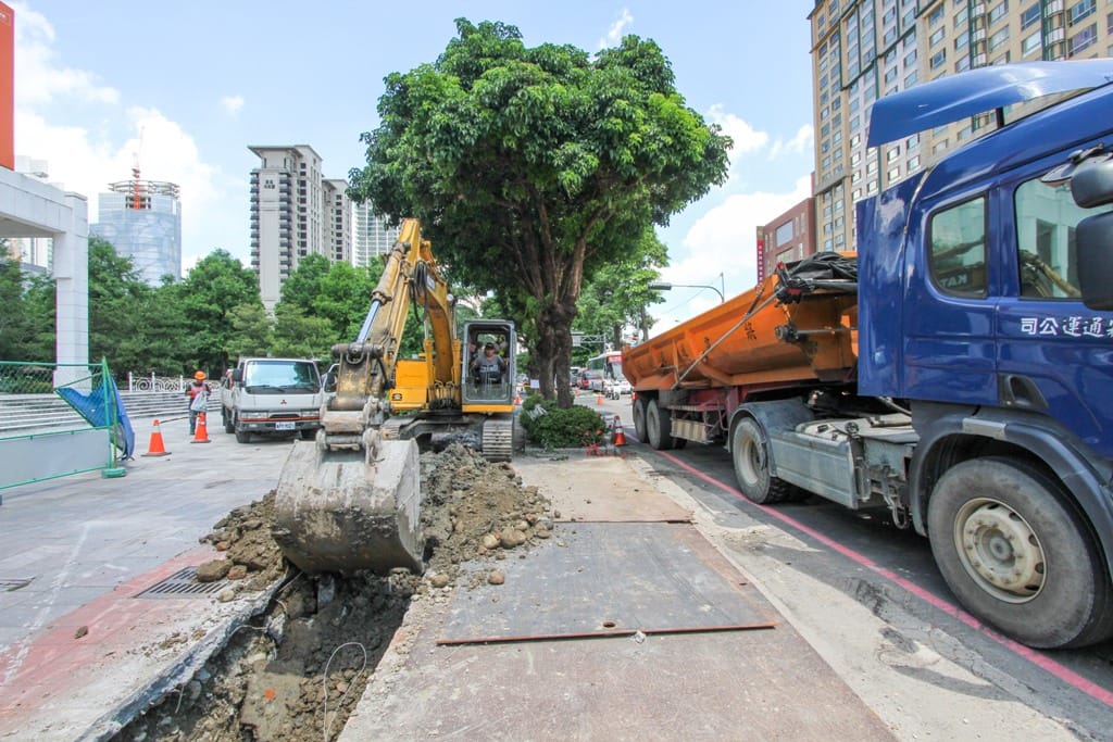 台中市政府今 (1) 日表示，「管線統一挖補」制度將擴大實施範圍至豐原、潭子等區，並要求管線單位管挖後必須「全車道」修復路面，路平完工後3年內禁挖申請。 圖：台中市政府/提供