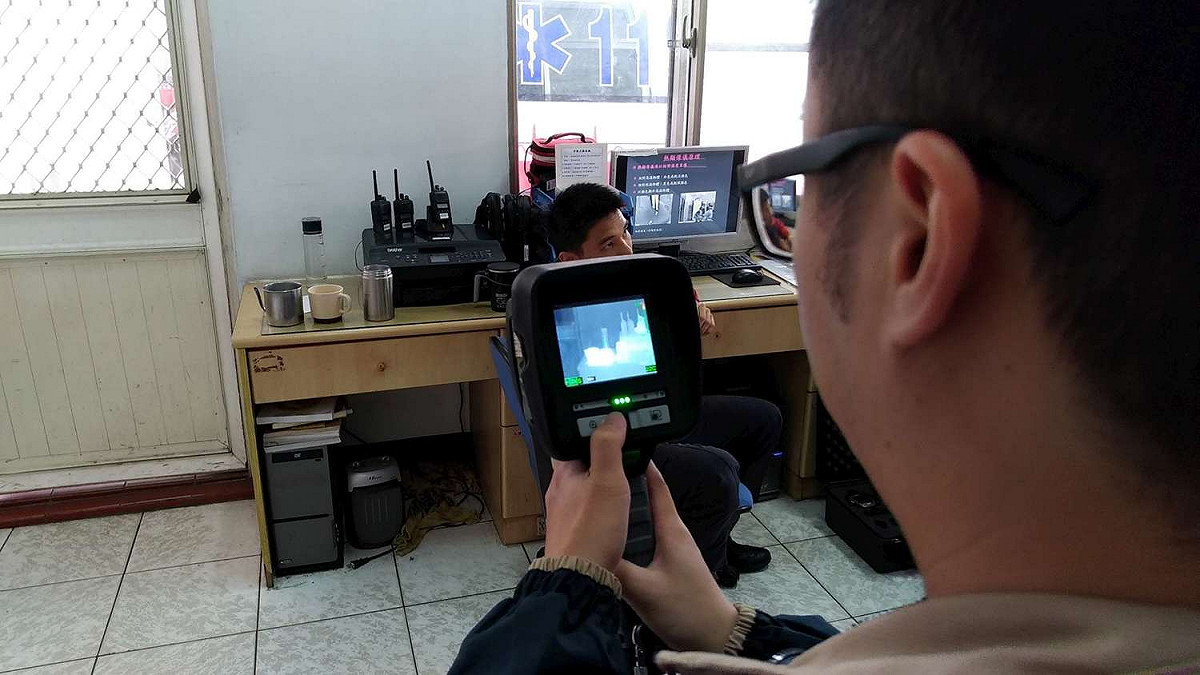 消防員試用紅外線熱顯像儀，培養對儀器的熟悉度。 圖：高雄市消防局橋頭分隊/提供