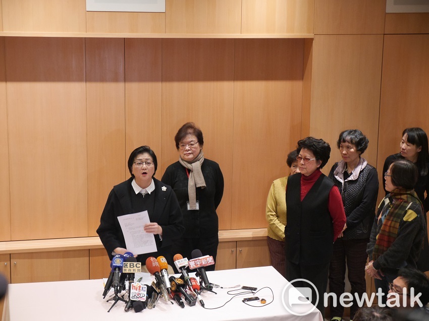 婦聯會主委雷倩下午帶領常委們共同召開記者會。 圖：趙婉淳／攝