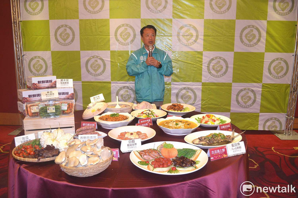 嘉義縣參選人翁章梁力挺產銷履歷農特產品及有機認證食材入年菜。 圖：蔡坤龍/攝