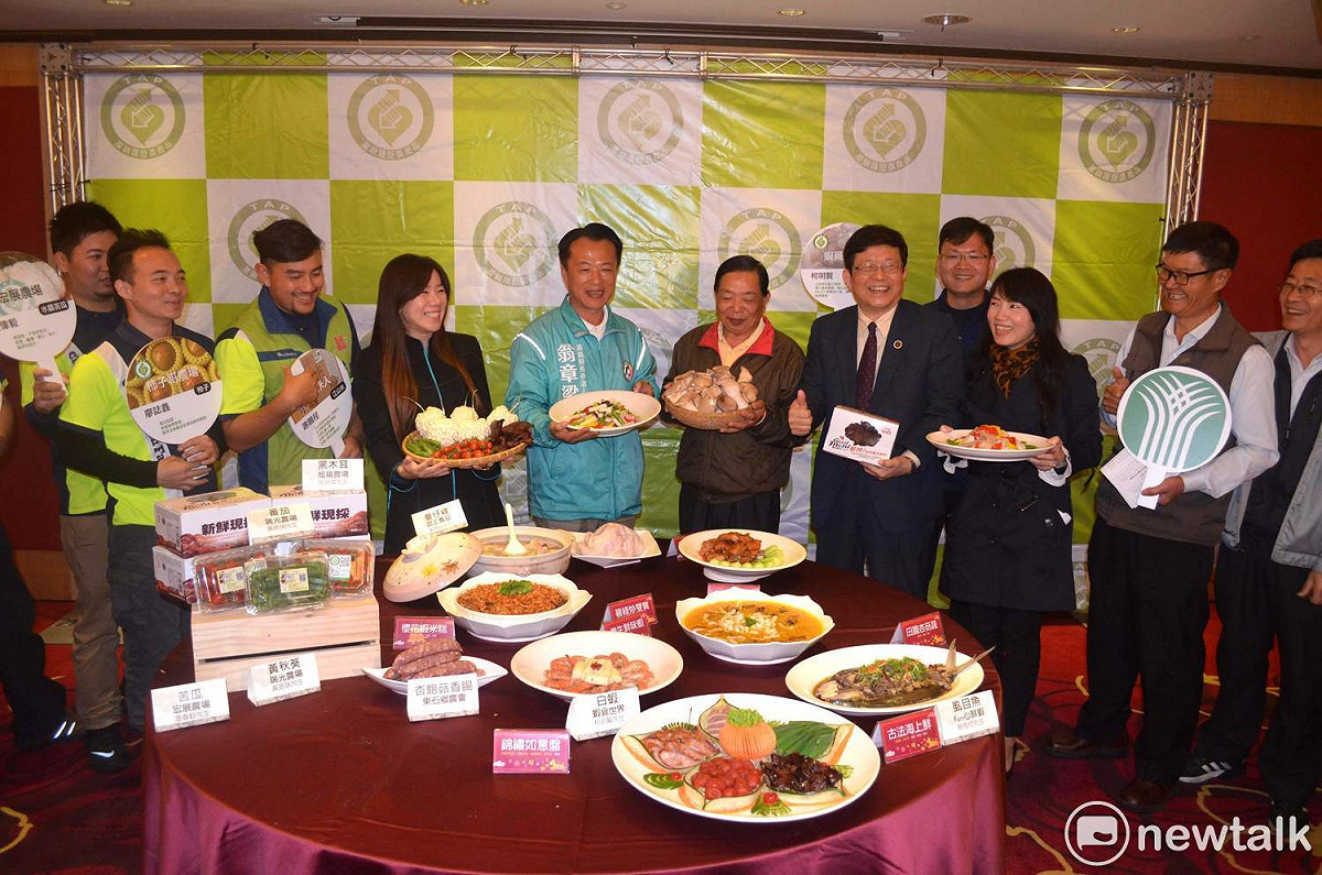 翁章梁與嘉義縣農會總幹事黃貞瑜、東石鄉農會總幹事張淑芬與耐斯王子大飯店總經理曾慶欑等人共同出席記者會。 圖：蔡坤龍/攝