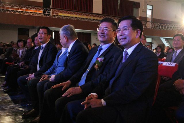 教育部長潘文忠(圖右)表示，高醫大必須按程序先處理董事會的組成，才能進行後端的校長遴選，否則教育部不會核定新校長人事。 圖：金名/攝
