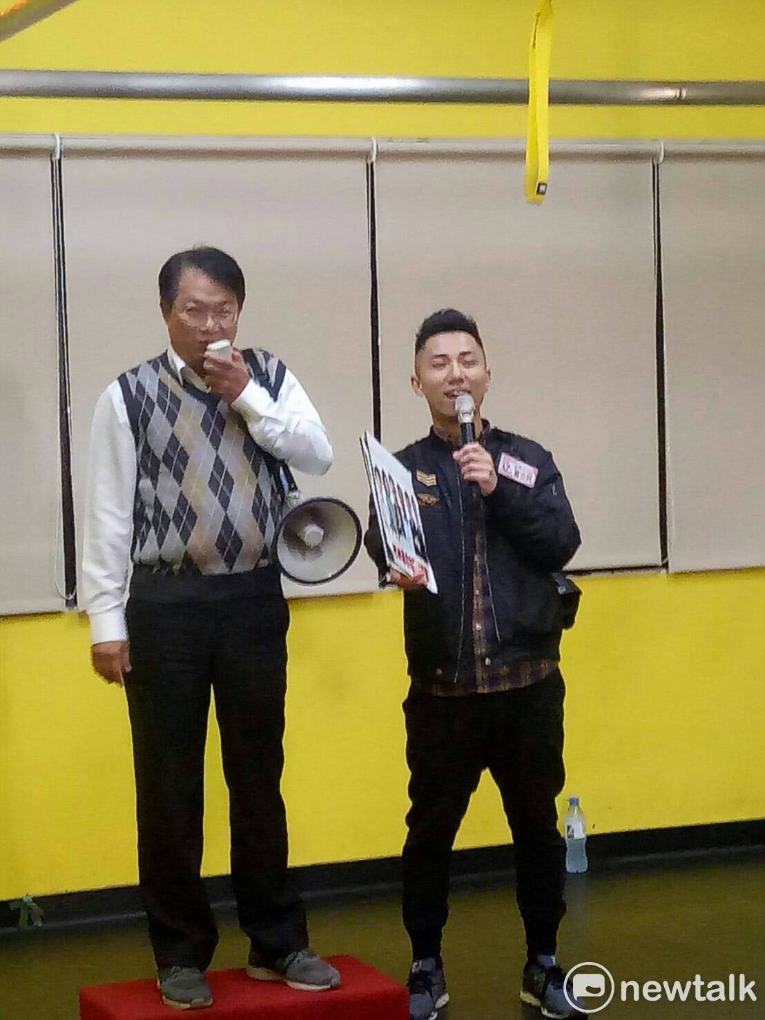 顏純左即受邀參加民視四季台直播，由網紅夏立民挑戰台南「站神」顏純左。 圖：顏純左/提供