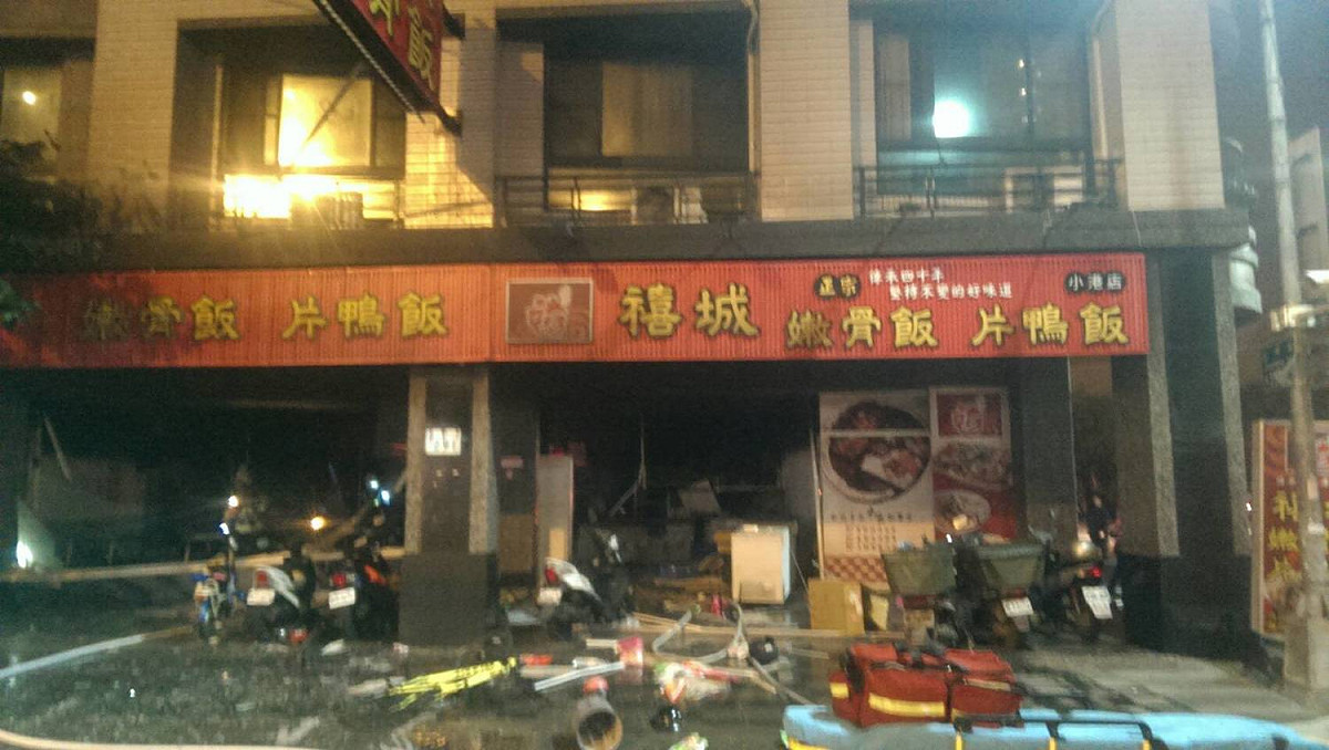 今晚6點50分，高雄小港山明路路291號的便當店驚傳瓦斯氣爆。 圖：高雄市消防局/提供