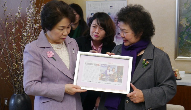 陳菊贈送山形縣吉村美榮子（左）知事訪問高雄的新聞報導，作為紀念。 圖：高雄市政府提供