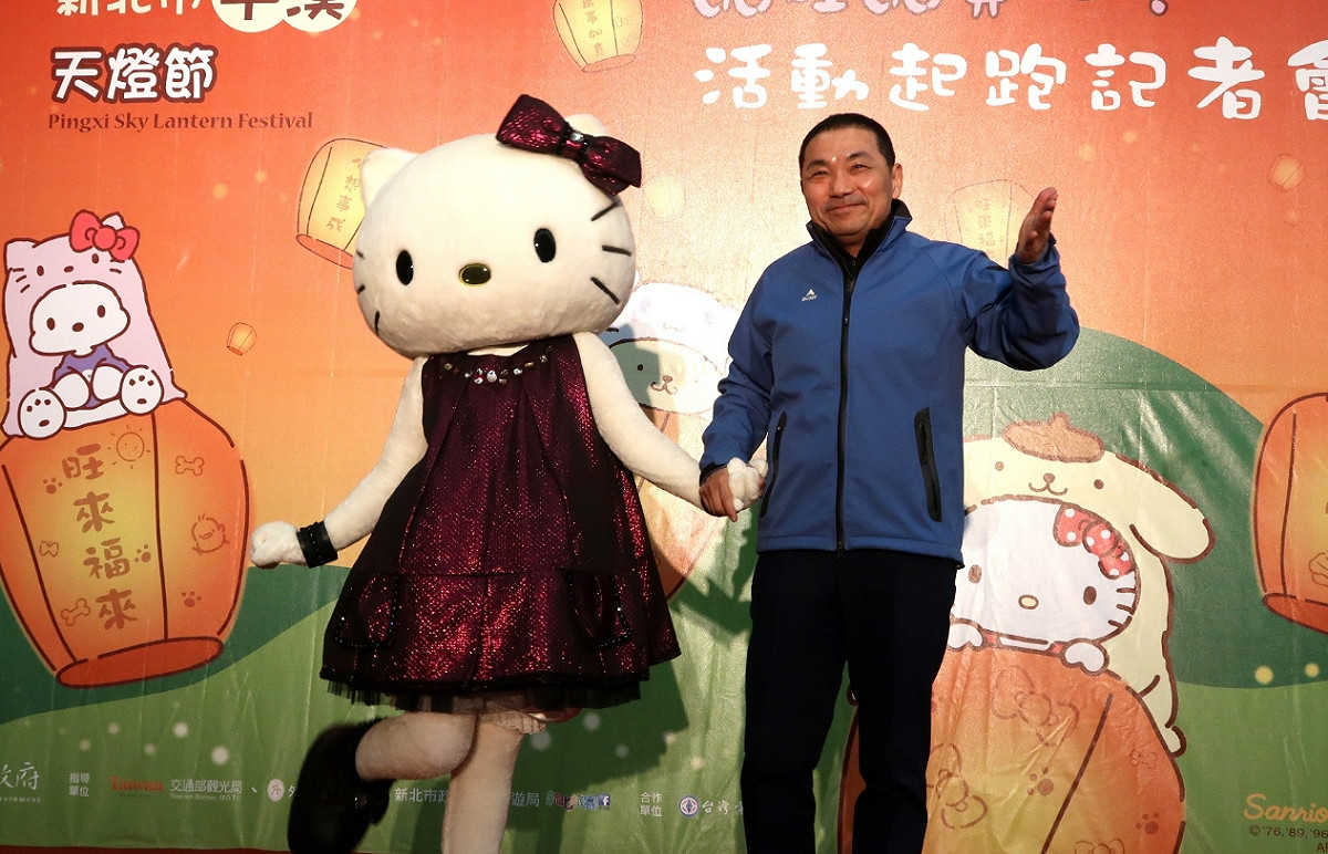 新北市副市長侯友宜表示，今年市府特別與台灣三麗鷗公司合作，在平溪9個景點設置可愛的裝置藝術，供民眾拍照、打卡。 圖：新北市觀旅局/提供