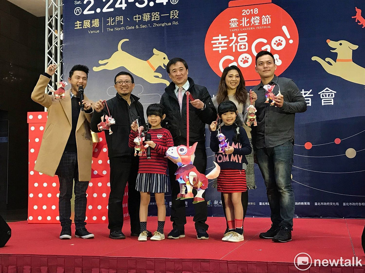 台北市觀傳局今日公布狗年小提燈造型。 圖 : 周煊惠 / 攝