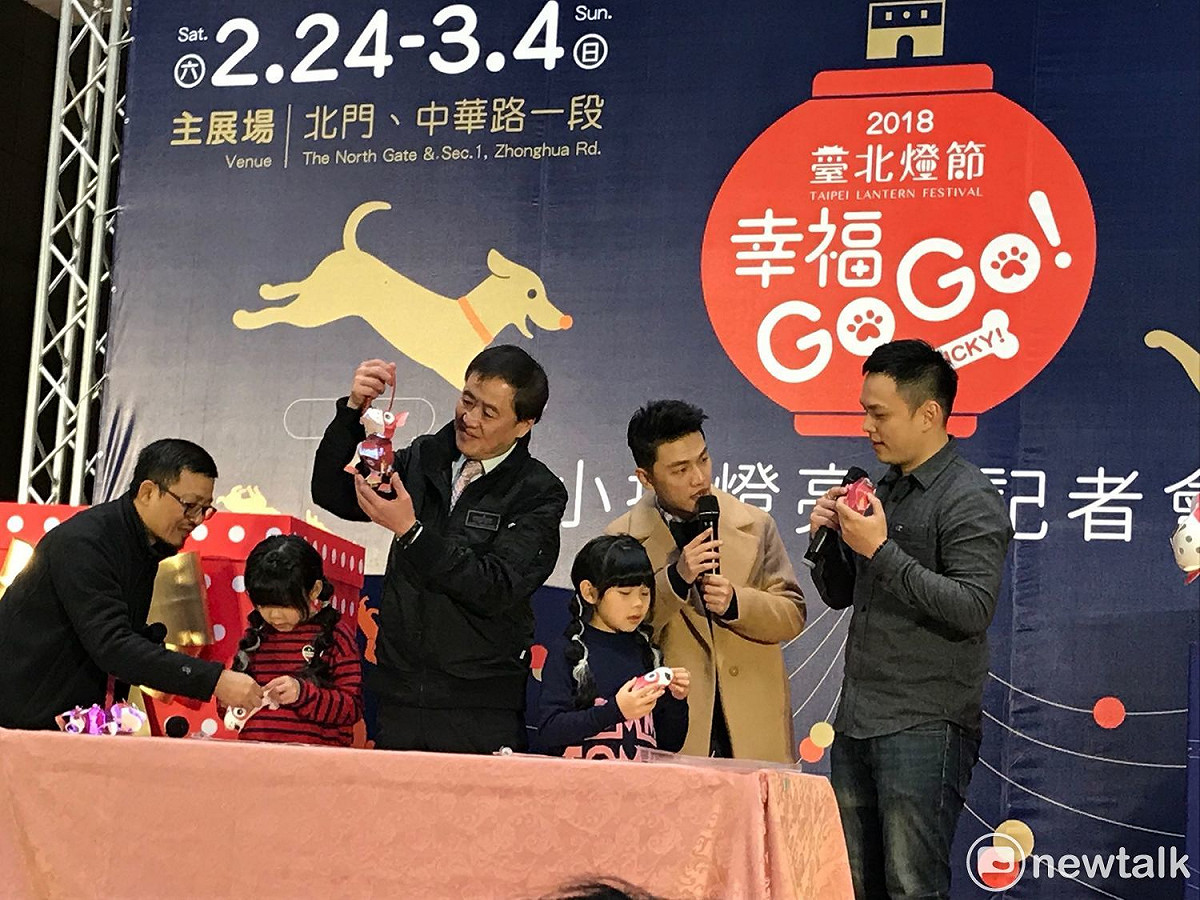 台北市副市長陳景峻跟左左右右一起組裝小提燈。 圖 : 周煊惠 / 攝