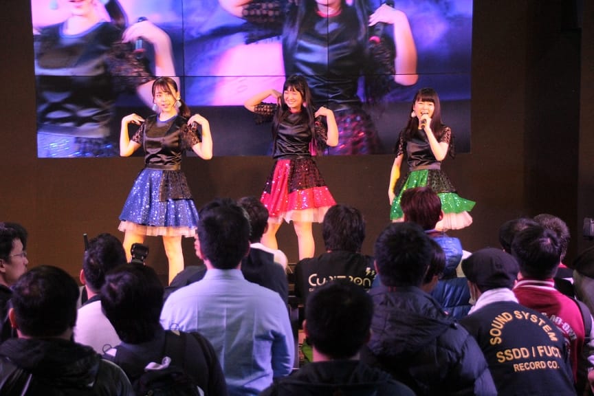 擁有次世代的電音曲風、整齊規律的舞步、日本偶像的可愛文化，集結成三人三色的偶像團體「Cupitron」 圖：台灣東販/提供