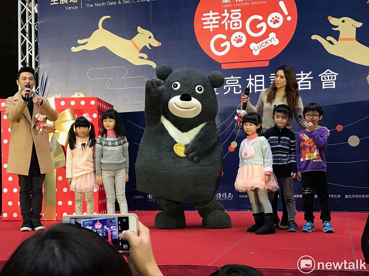 熊讚、觀傳局長陳思宇跟小朋友合影。 圖 : 周煊惠 / 攝