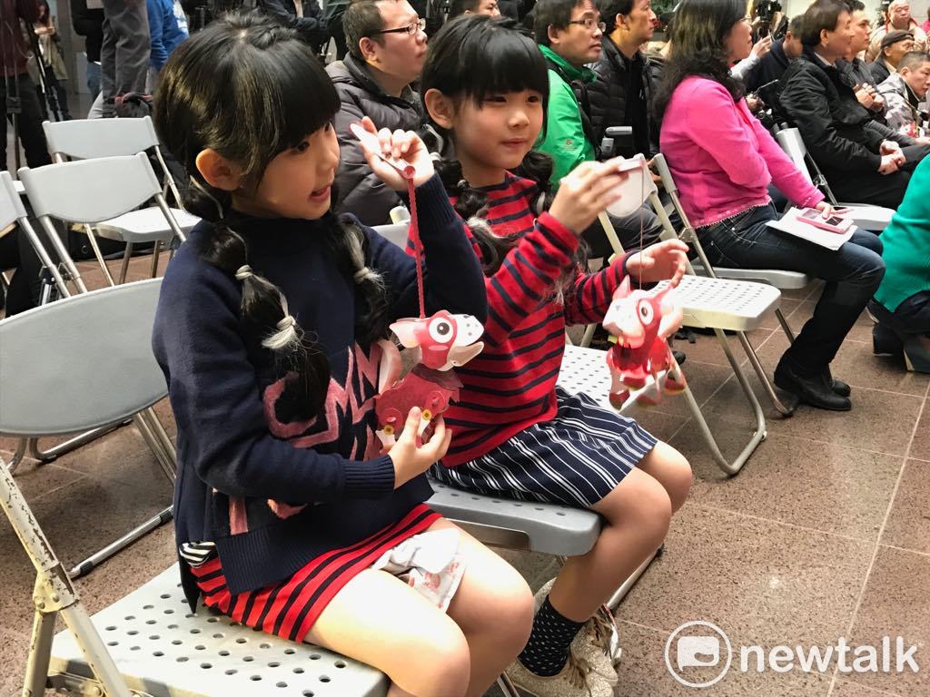 左左右右開心地提著小提燈合照。 圖 : 新頭殼資料照片