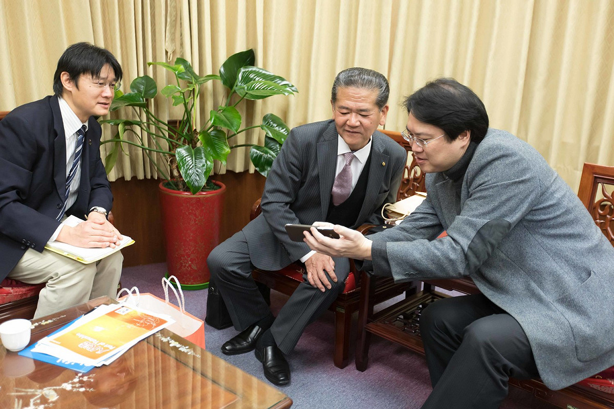 今(2)天日本八代市的市長中村博生到基隆市府拜會基隆市長林右昌，雙方也約定將在4月份正式締結友好城市。 圖：基隆市政府／提供