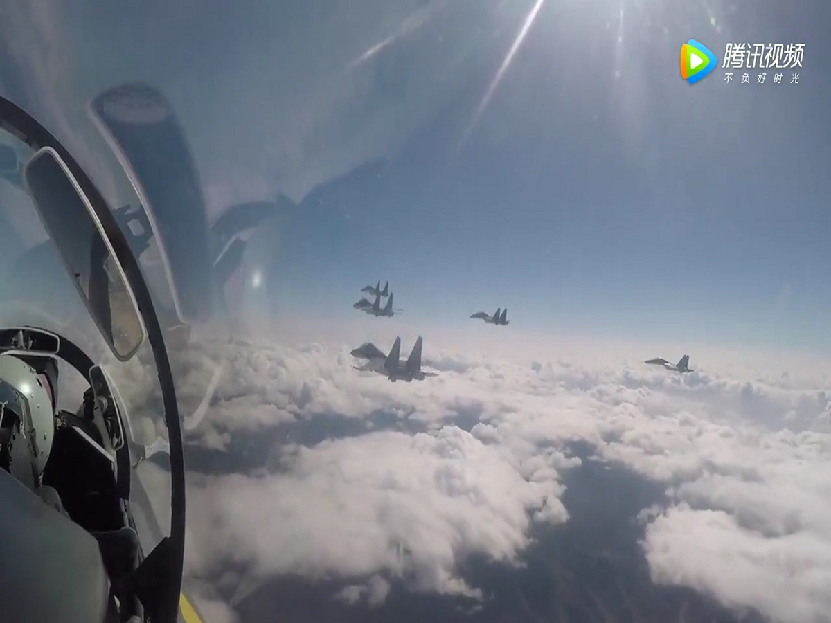 報告說，中國具備打擊美國和臺灣空軍基地的能力，在現代戰鬥機和空對空導彈方面也有大量投入，可以給戰區內美臺空軍帶來嚴重損失，並可以讓中國軍隊爭奪臺灣附近的空中優勢，加上中國具備干擾美國偵察活動和資訊系統的能力，中國有可能創造出成功攻佔臺灣的條件。 圖：翻攝自中華人民共和國國防部網站