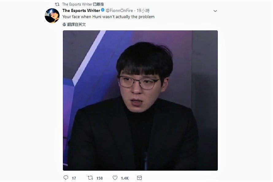 Fionn貼出SKT監督kkOma一臉茫然的照片，加註表示：「當你知道真正的問題不在Huni時的表情。」 圖：翻攝自 fionnonfire 推特