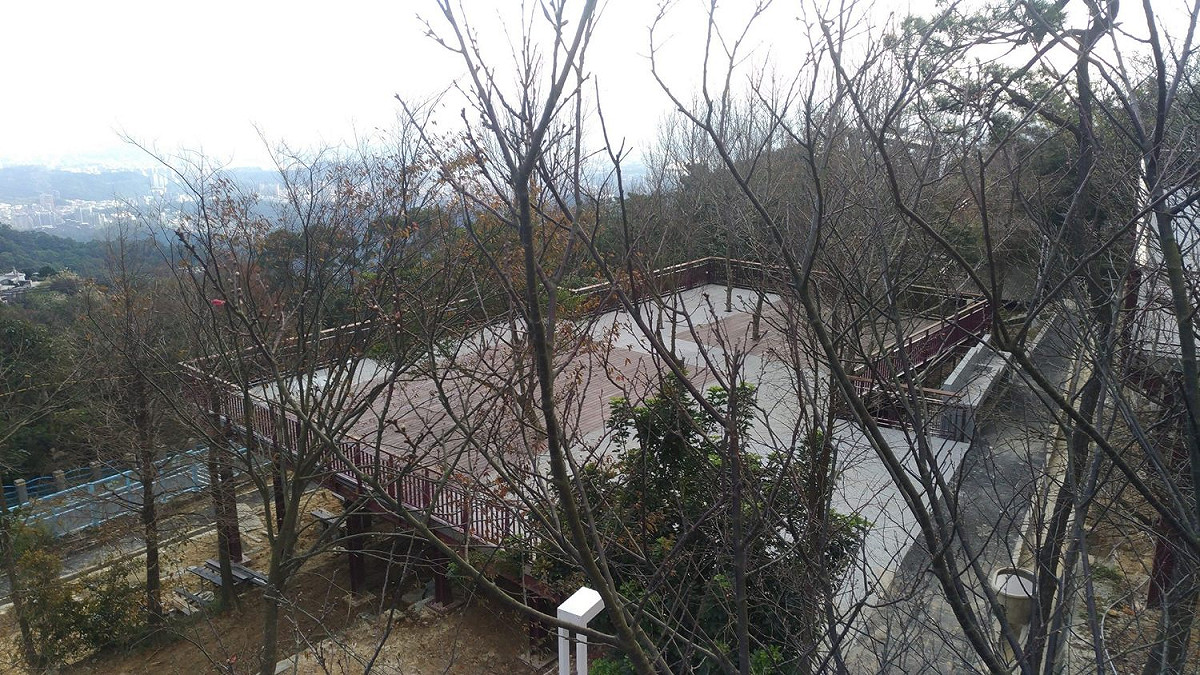 碧山露營場能呼吸新鮮空氣、眺望台北盆地景緻，或者到碧山路另一側的心血管主題園區散步休憩。 圖：台北市工務局提供