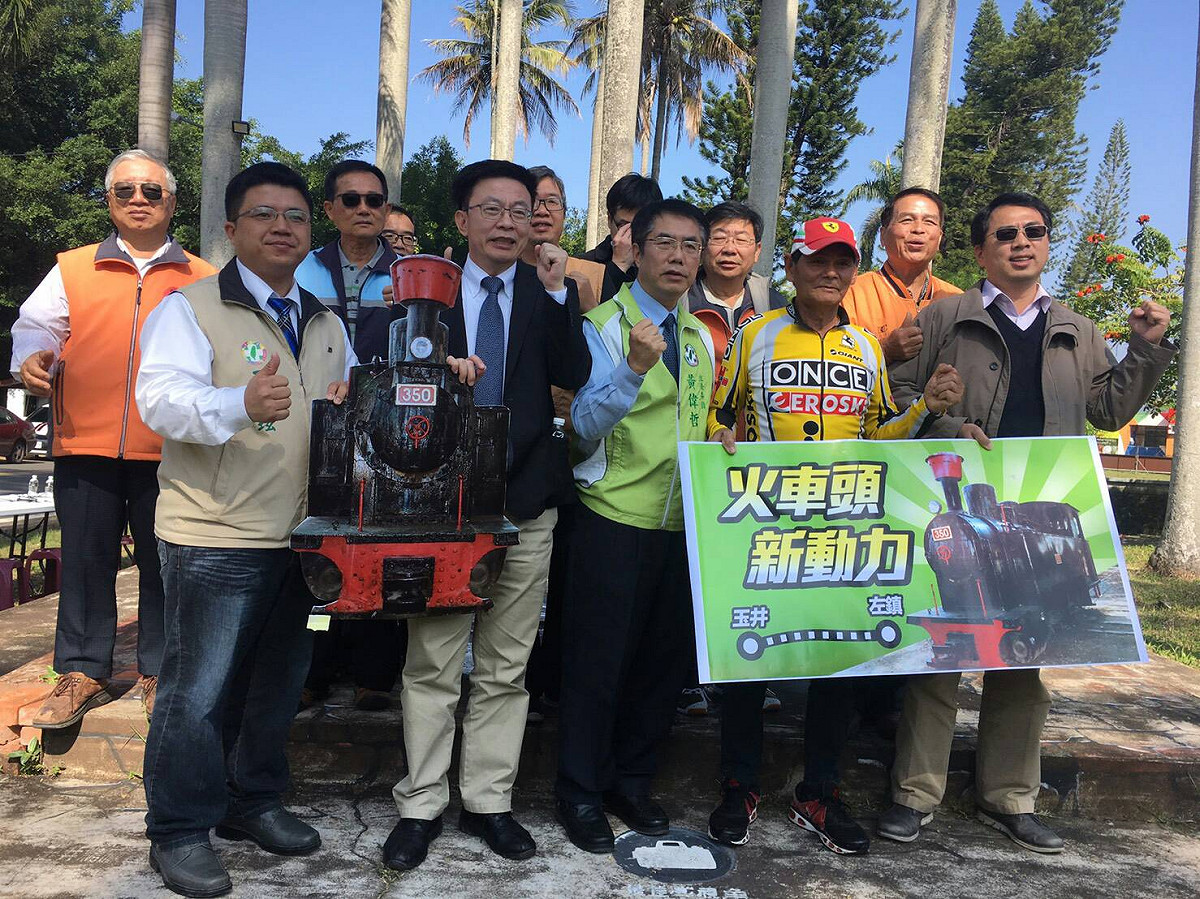 黃偉哲在玉井噍吧哖人文協會舉辦「火車頭，新動力！」記者會，承諾過年前將350蒸氣火車頭接來玉井。 圖：黃博郎/攝