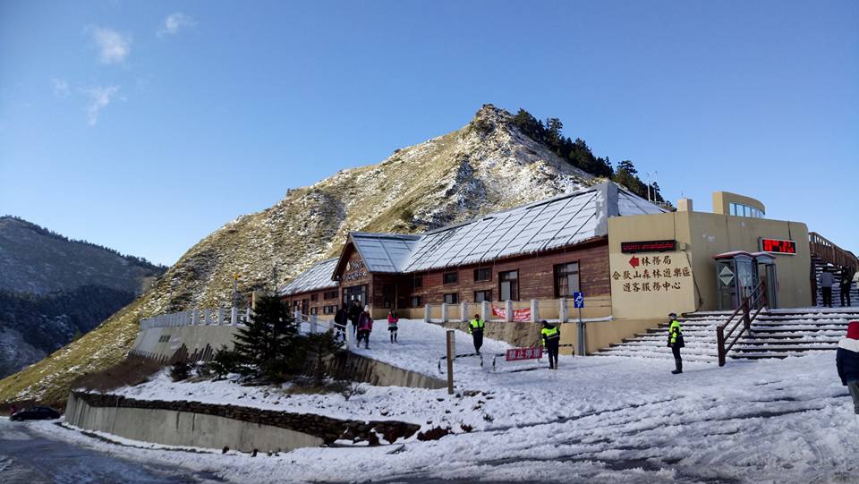 今天15:30合歡山松雪樓被白雪覆蓋，吸引不少追雪族上山朝聖。 圖：FB《合歡山賞雪機動社團》網友Leslie Chan分享