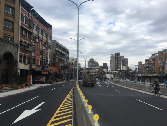 新北市工務局養工處施作改善工程，將原先路口高差加以整併。 圖：新北市政府／提供