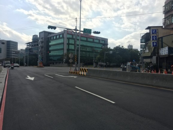 新北市養工處表示，過去鄰近沙崙排水渠道旁的樹林板林路與博愛街兩側路面，在未整併前高低差很明顯，形成多岔路口，不僅影響車輛通行，對於不熟悉路況的民眾更危險。 圖：新北市政府／提供