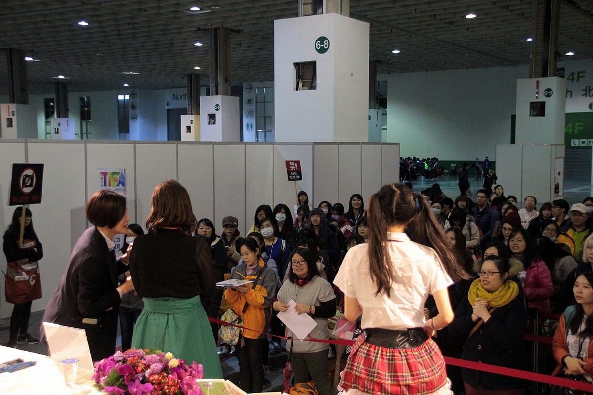 今（2）日台北國際動漫節開幕第二天，主辦單位邀請了知名耽美漫畫家「山田パピコ」來台舉辦個人首場海外簽名會。 圖：台灣東販/提供