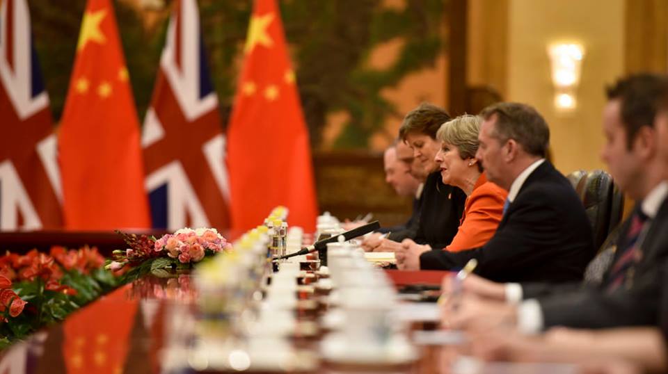 英國首相梅伊率團訪問中國之際，英媒報導指出，多起中國在英國「無法兌現」的投資，讓梅伊對合作「一帶一路」更加謹慎。 圖：翻攝自梅伊臉書