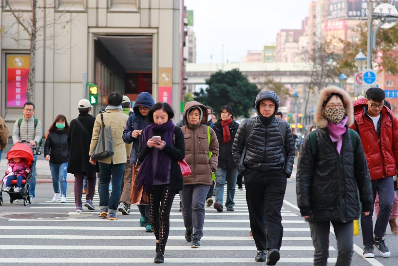 今(3)天強冷寒流襲擊全台，各地都能感受到寒意。 圖：朱泓任／攝