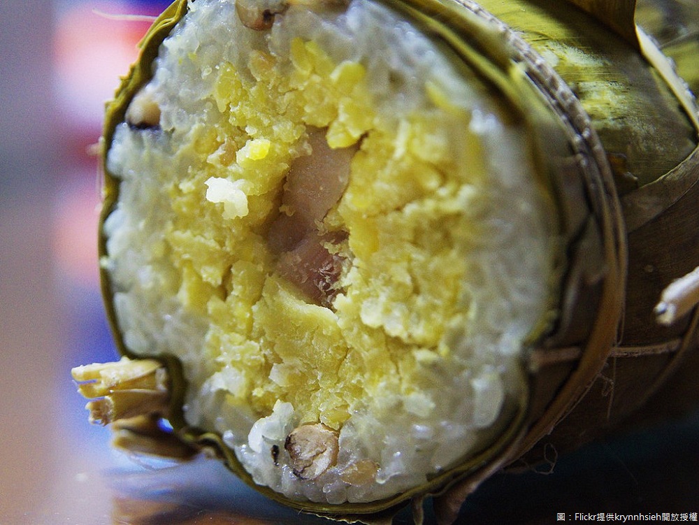 台灣端午節有應節食品「粽子」，但到了越南，卻成為他們過年的傳統美食，但是越南肉粽形狀跟台灣三角形肉粽不一樣，特色是把糯米、綠豆仁及豬肉三種內餡依序置入摺好的柊葉中。 圖：Flickr提供krynnhsieh開放授權