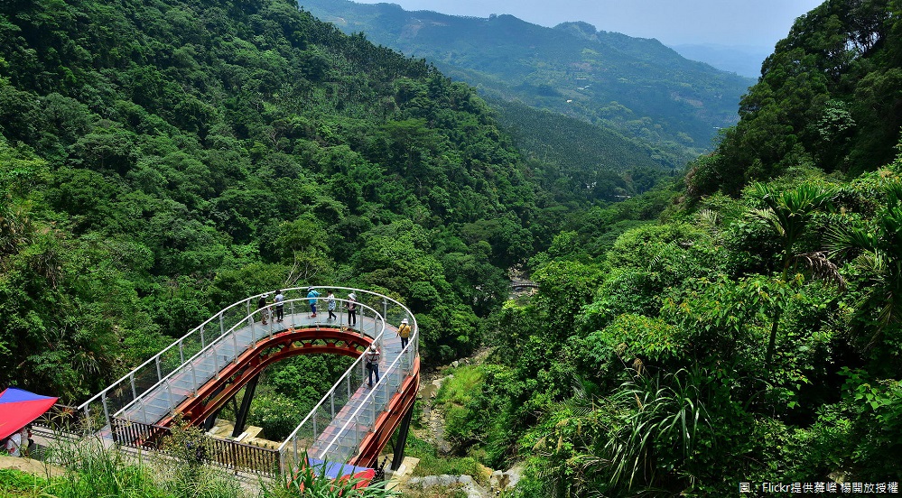 集結全台灣北中南著名的的天空之橋，讓你俯瞰山谷美景、享受森林芬多精，其中富有盛名的南投龍鳳瀑布天空步道，比造美國大峽谷天空步道模式建構出的透明、無懸吊系統的「Ｕ」字型步道設計。 圖：Flickr提供蕣嶸 楊開放授權