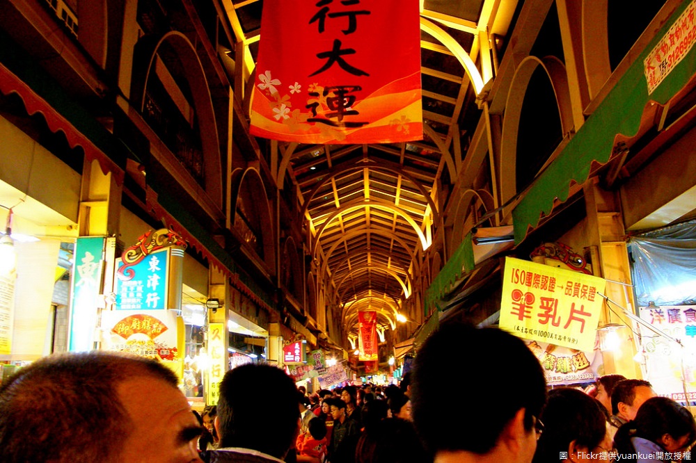 各縣市年貨大街，各街頭巷尾的攤位不計其數、各式南北年貨此起彼落的爭相叫賣，最重要的是在這可以感受台灣人濃濃的過節人情味，其中高雄三鳳中街的年貨大街，結合11個商圈，熱鬧非凡。 圖：Flickr提供yuankuei開放授權