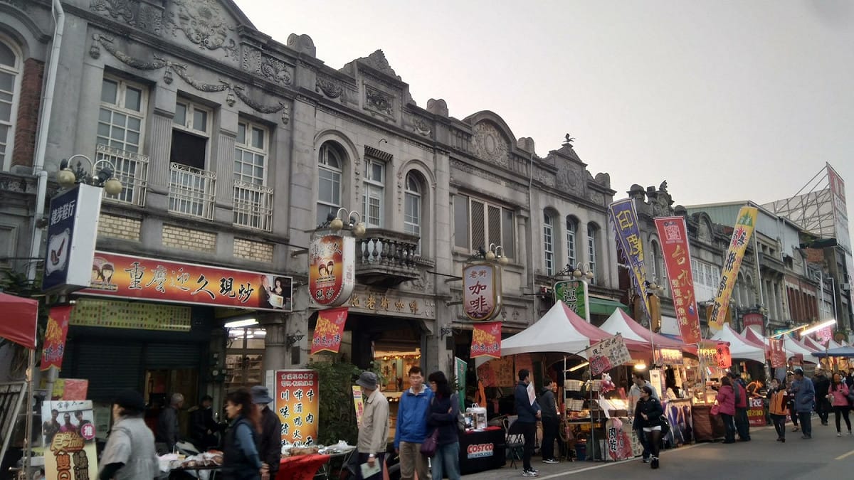 台南新化年貨大街登場，展售的店家有143攤，特別的是今田結合三年一度的台南新化區「大目降十八嬈」遶境活動，將於農曆元宵期間展出各式彩繪花燈。 圖：歡慶台南年新化年貨大街FB粉絲專頁提供