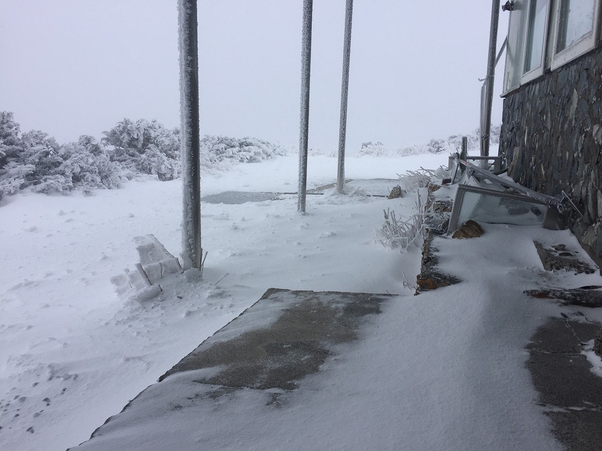 玉山北峰從4:30開始下雪一路到5:50雪才停。 圖：中央氣象局