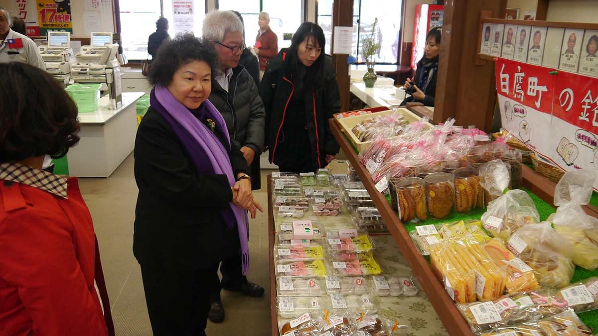 陳菊偕同農業局局長蔡復進及市府同仁考察山形縣白鷹町農產品產銷中心。 圖：高雄市政府/提供