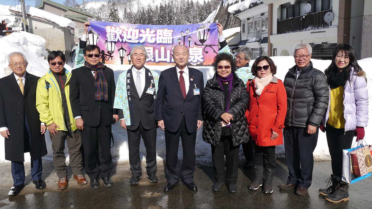 陳菊率市府團隊訪察山形縣尾花澤市銀山溫泉。 圖：高雄市政府/提供